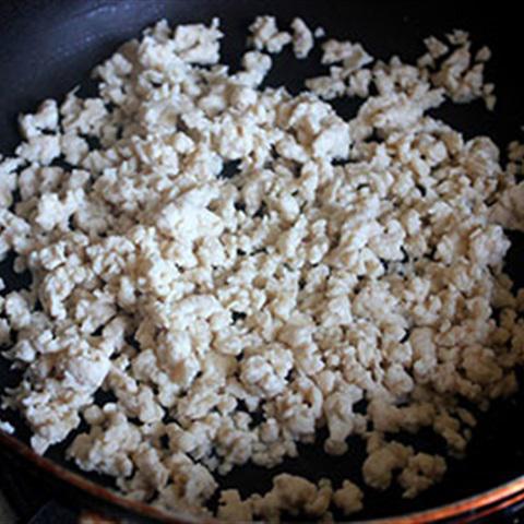 Cách làm thịt gà băm rang húng quế