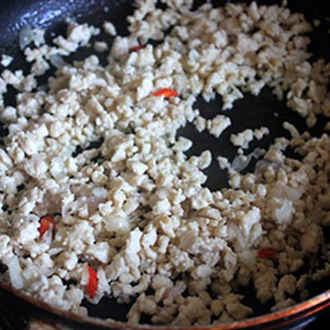 Cách làm thịt gà băm rang húng quế