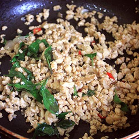 Cách làm thịt gà băm rang húng quế