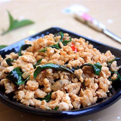 Cách làm thịt gà băm rang húng quế