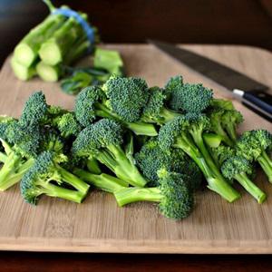 Cách làm thịt gà cuộn bông cải