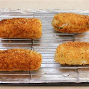 Cách làm thịt gà cuộn bông cải