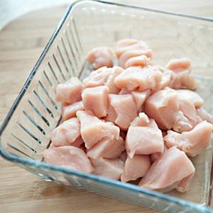 Cách làm thịt gà cuốn lá dứa chiên