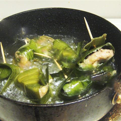 Cách làm thịt gà cuốn lá dứa chiên