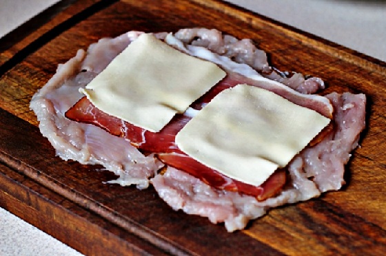 Thịt gà cuộn phô mai đầy hấp dẫn và lôi cuốn