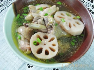 Thịt gà hầm củ sen