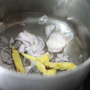 Cách làm thịt gà hầm hạt sen