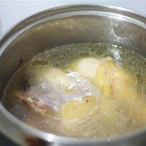 Cách làm thịt gà hầm hạt sen