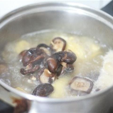 Cách làm thịt gà hầm hạt sen