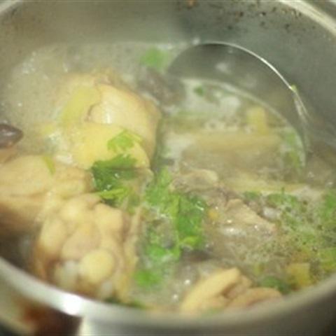 Cách làm thịt gà hầm hạt sen