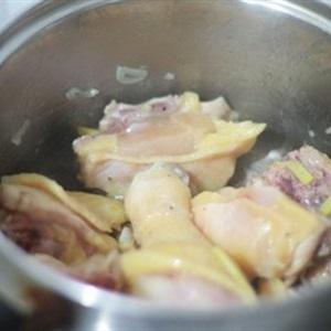 Cách làm thịt gà hầm hạt sen