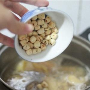 Cách làm thịt gà hầm hạt sen