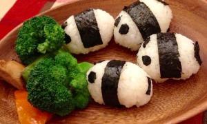 Thịt gà hấp lá sen ngon bổ, thanh mát dễ làm cho ngày hè