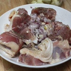 Cách làm thịt gà kho măng