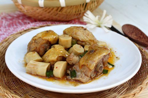 Thịt gà kho măng