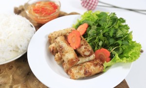 Thịt gà lá chanh xưa rồi, bây giờ phải làm gà rang lá lốt mới đúng điệu