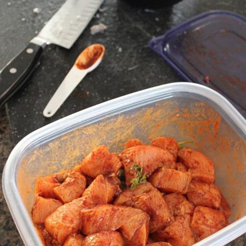 Cách làm thịt gà nướng xiên sốt chanh