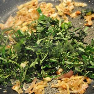 Cách làm thịt gà rang lá lốt