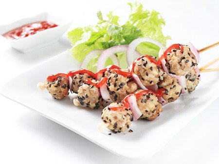 Thịt gà viên nướng mè đen