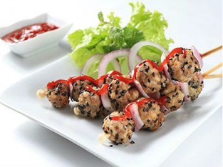 Thịt gà viên nướng mè đen