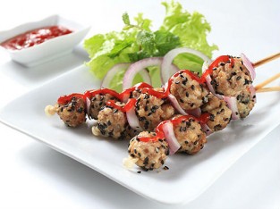 Thịt gà viên nướng mè đen