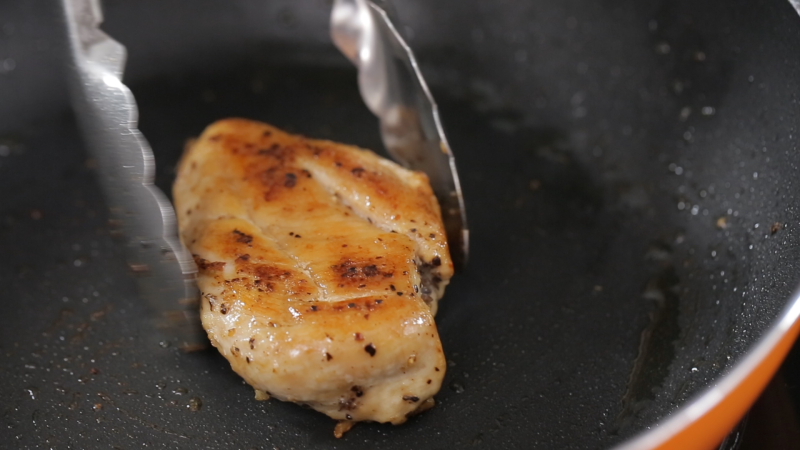 Thịt gà xào củ hoa ly và mướp độc đáo, thơm ngon