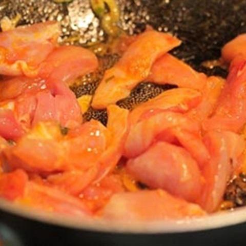 Cách làm thịt gà xào dưa cải chua