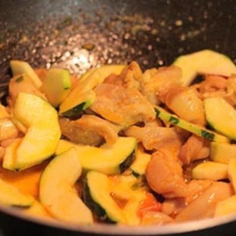 Cách làm thịt gà xào dưa cải chua