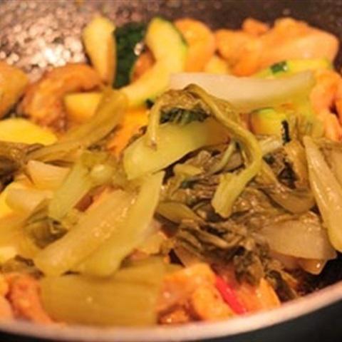 Cách làm thịt gà xào dưa cải chua