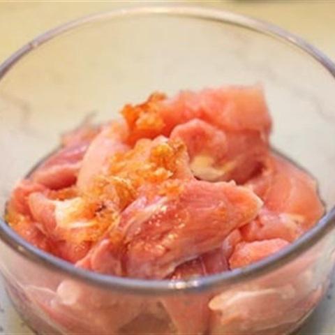 Cách làm thịt gà xào dưa cải chua