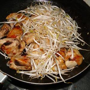 Cách làm thịt gà xào giá