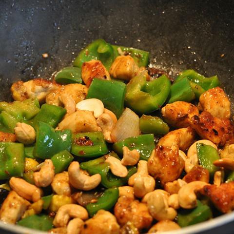 Cách làm thịt gà xào hạt điều