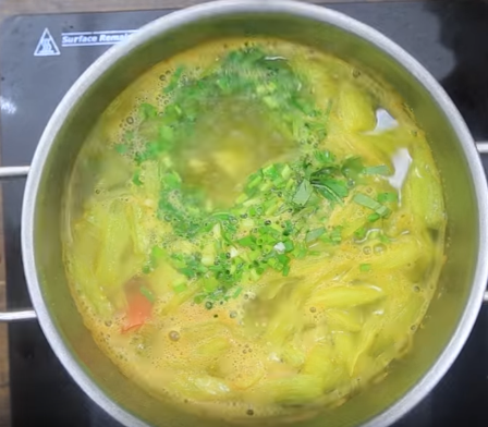 Thịt gà xào kem bông tuyết và cà chua thơm ngậy