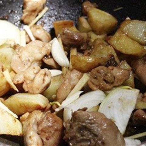 Cách làm thịt gà xào khoai tây chiên
