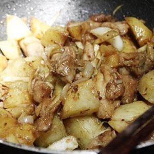 Cách làm thịt gà xào khoai tây chiên