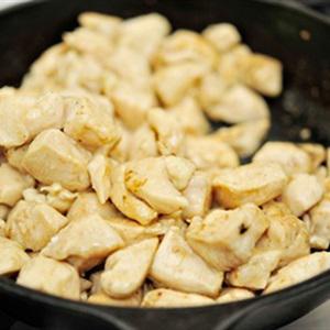 Cách làm thịt gà xào kiểu Thái