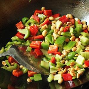 Cách làm thịt gà xào kiểu Thái