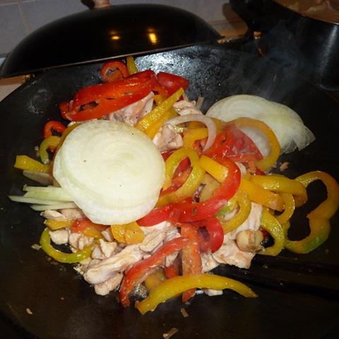 Cách làm thịt gà xào ớt chuông