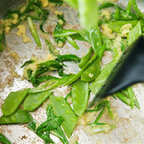 Cách làm thịt gà xào rau củ