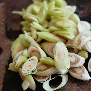 Cách làm thịt gà xào sả ớt