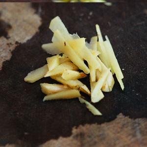 Cách làm thịt gà xào sả ớt