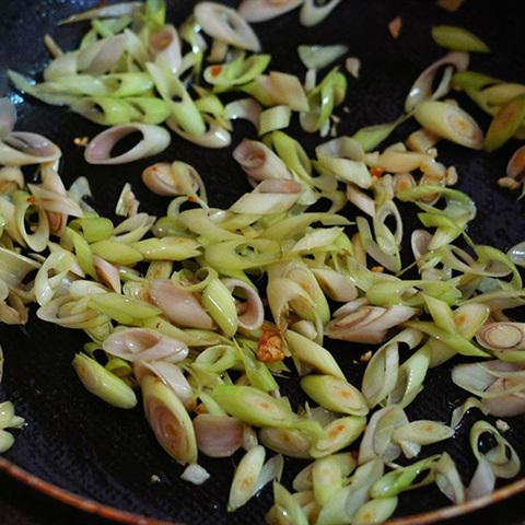 Cách làm thịt gà xào sả ớt