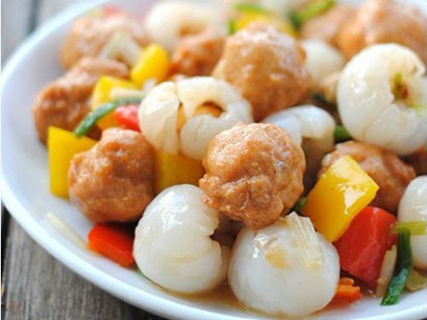 Thịt gà xào trái vải