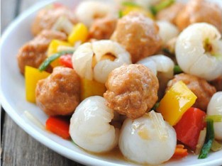 Thịt gà xào trái vải