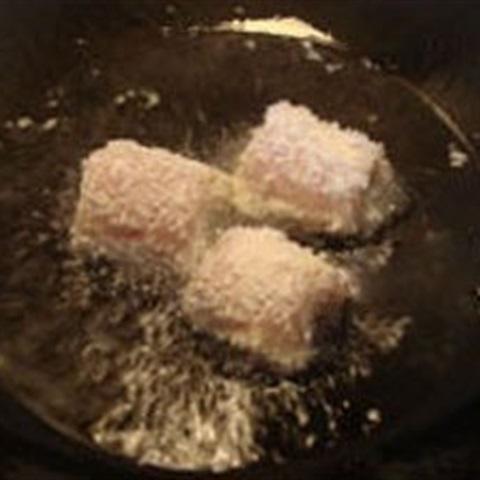 Cách làm thịt heo cuộn chuối chiên xù