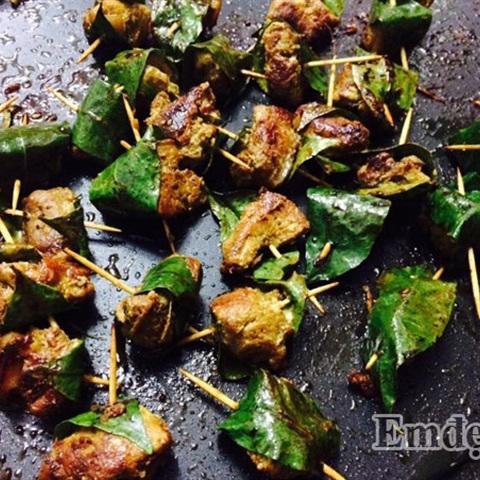 Cách làm thịt heo cuộn lá mắc mật nướng