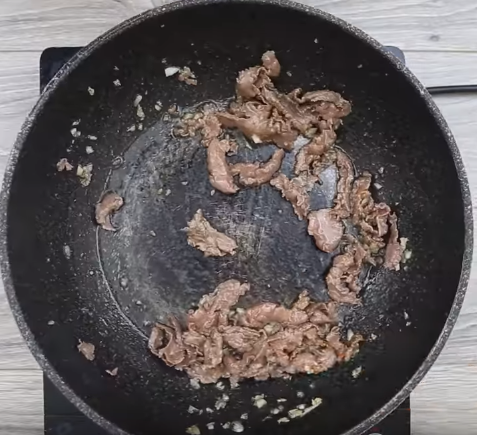 Thịt heo cuộn nấm hương lạ miệng mà ngon tuyệt