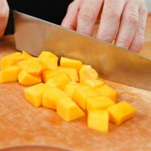 Cách làm thịt heo hấp bí đỏ