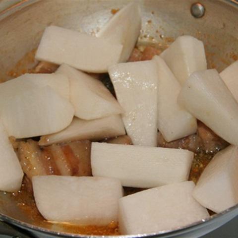 Cách làm thịt heo kho củ cải trắng