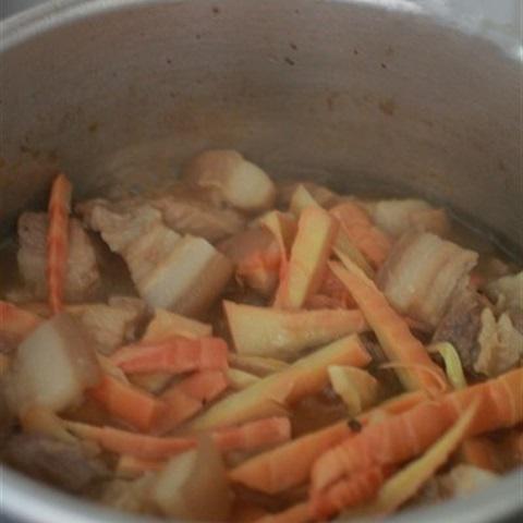 Cách làm thịt heo kho măng chua